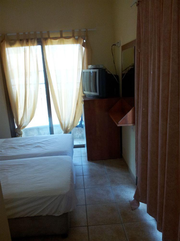Faulty Towers Hotel Eilat Esterno foto