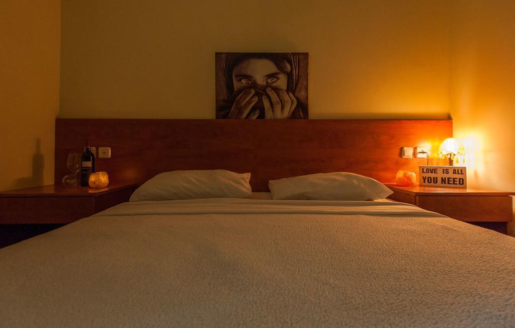 Faulty Towers Hotel Eilat Esterno foto