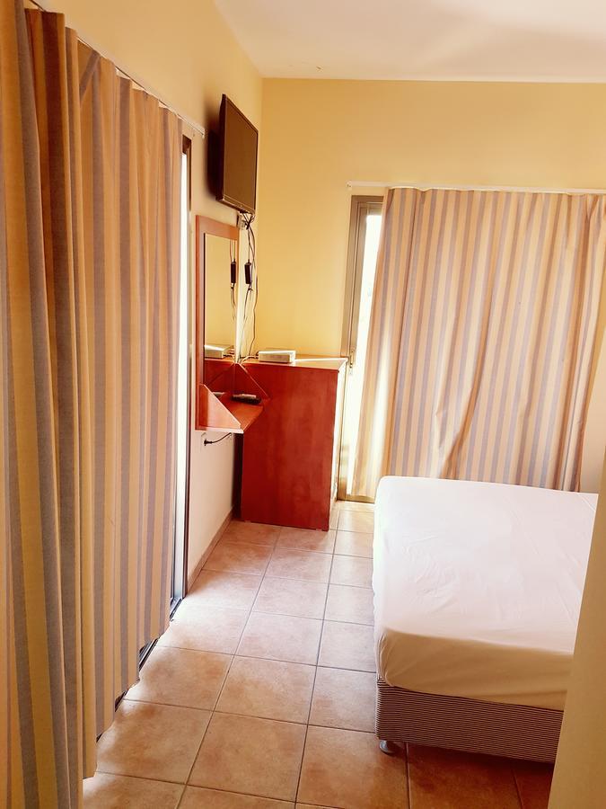 Faulty Towers Hotel Eilat Esterno foto