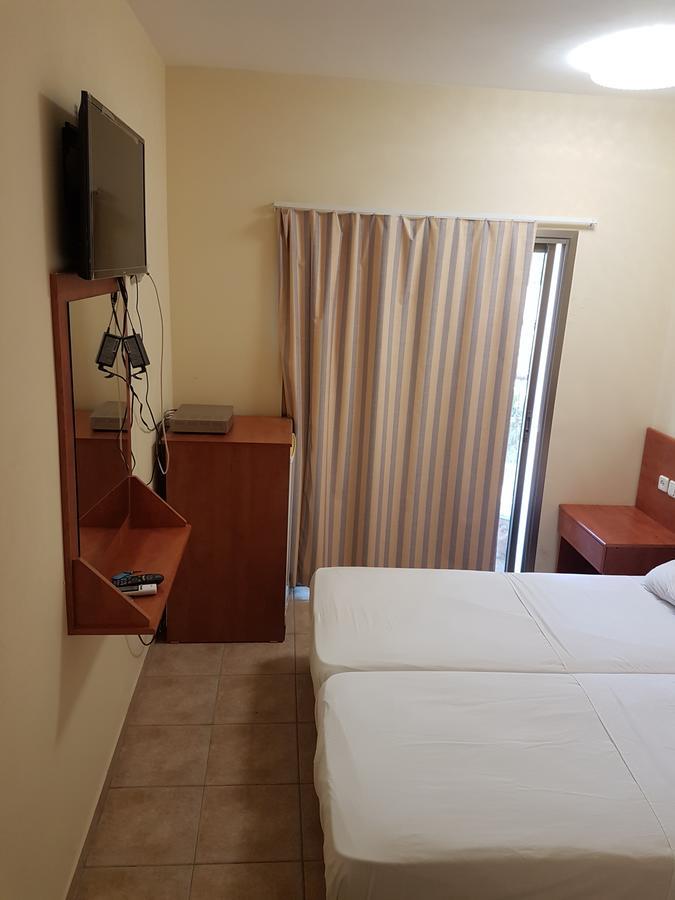 Faulty Towers Hotel Eilat Esterno foto