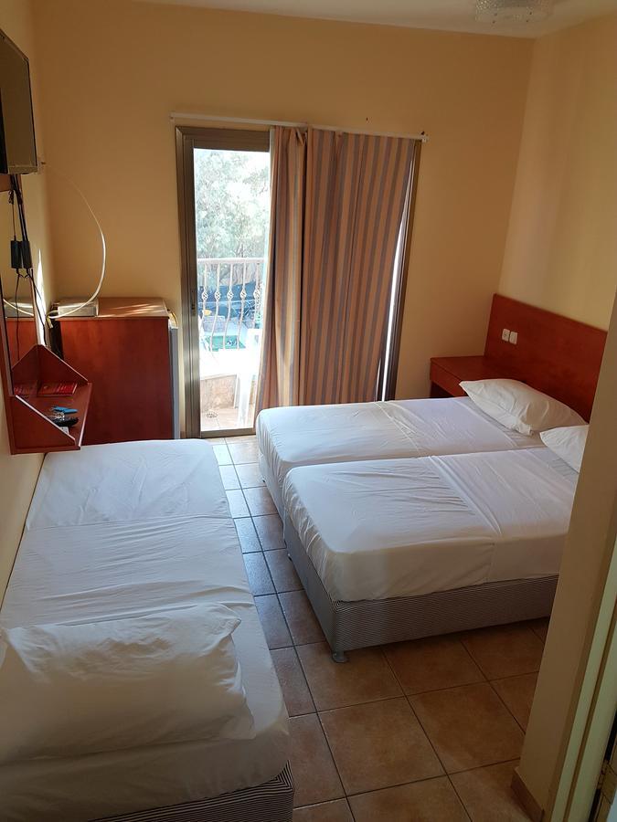 Faulty Towers Hotel Eilat Esterno foto