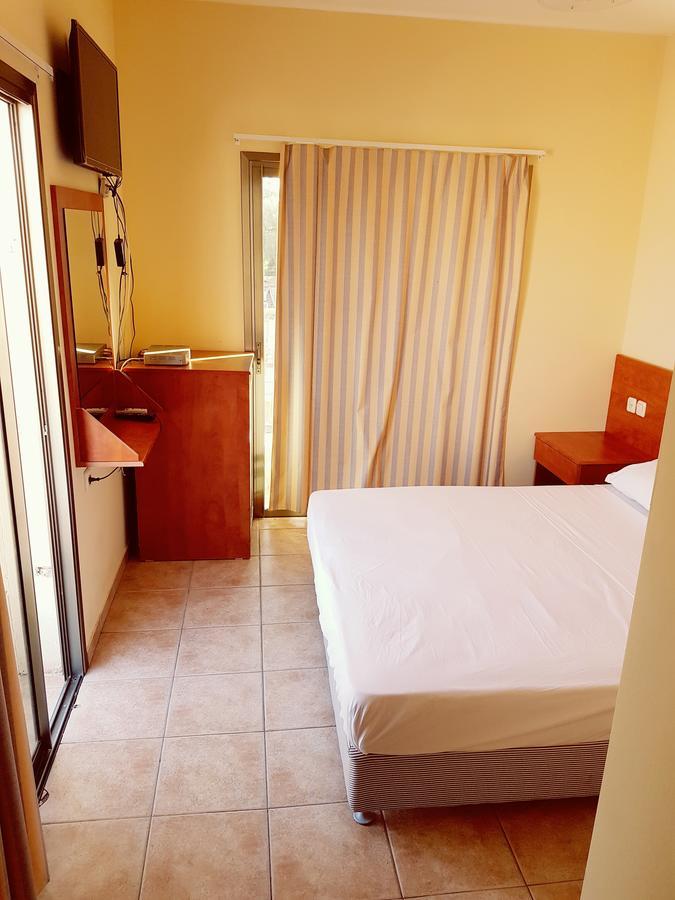 Faulty Towers Hotel Eilat Esterno foto