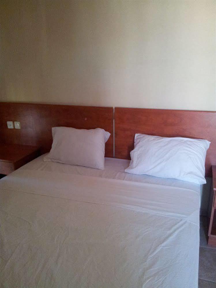Faulty Towers Hotel Eilat Esterno foto